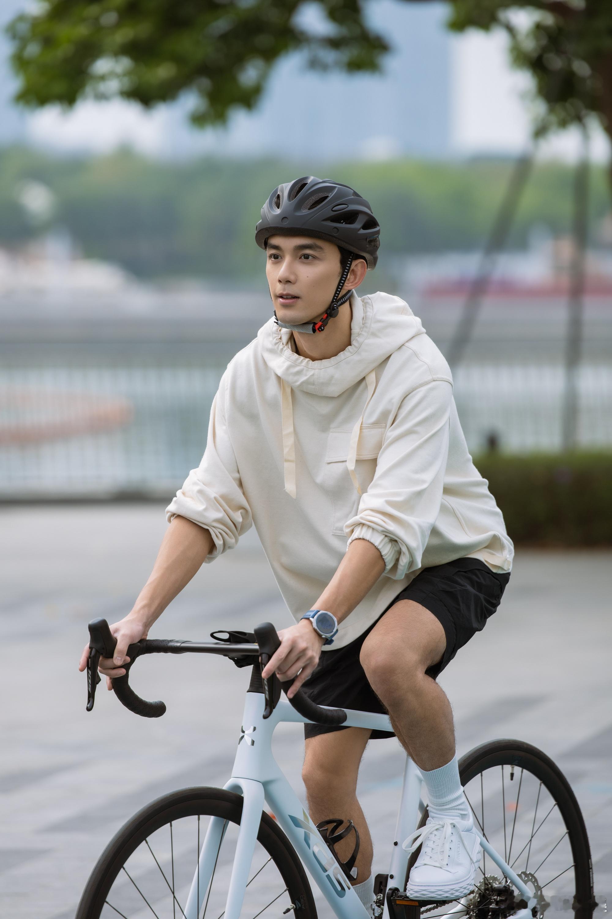#吴磊卷毛英伦小狗##吴磊卷毛美男#吴磊的每一次微笑，都像是卷毛小狗在向你撒娇，