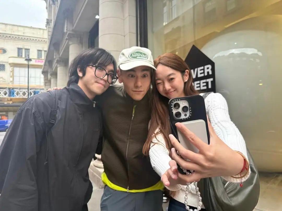 44岁彭于晏现身伦敦街头，银发黑皮像大学体育生，又高又瘦身材好！ 