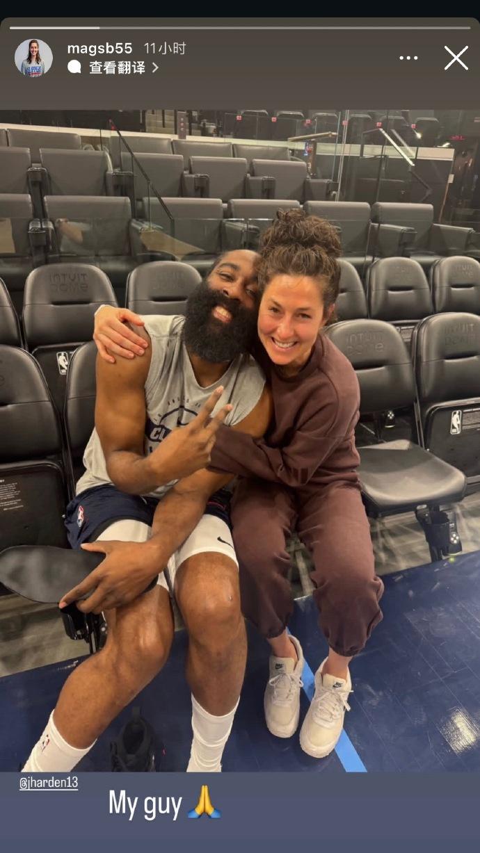 快船理疗师Maggie和登哥最后的合影，配文：“my guy🙏”

哈登这时候