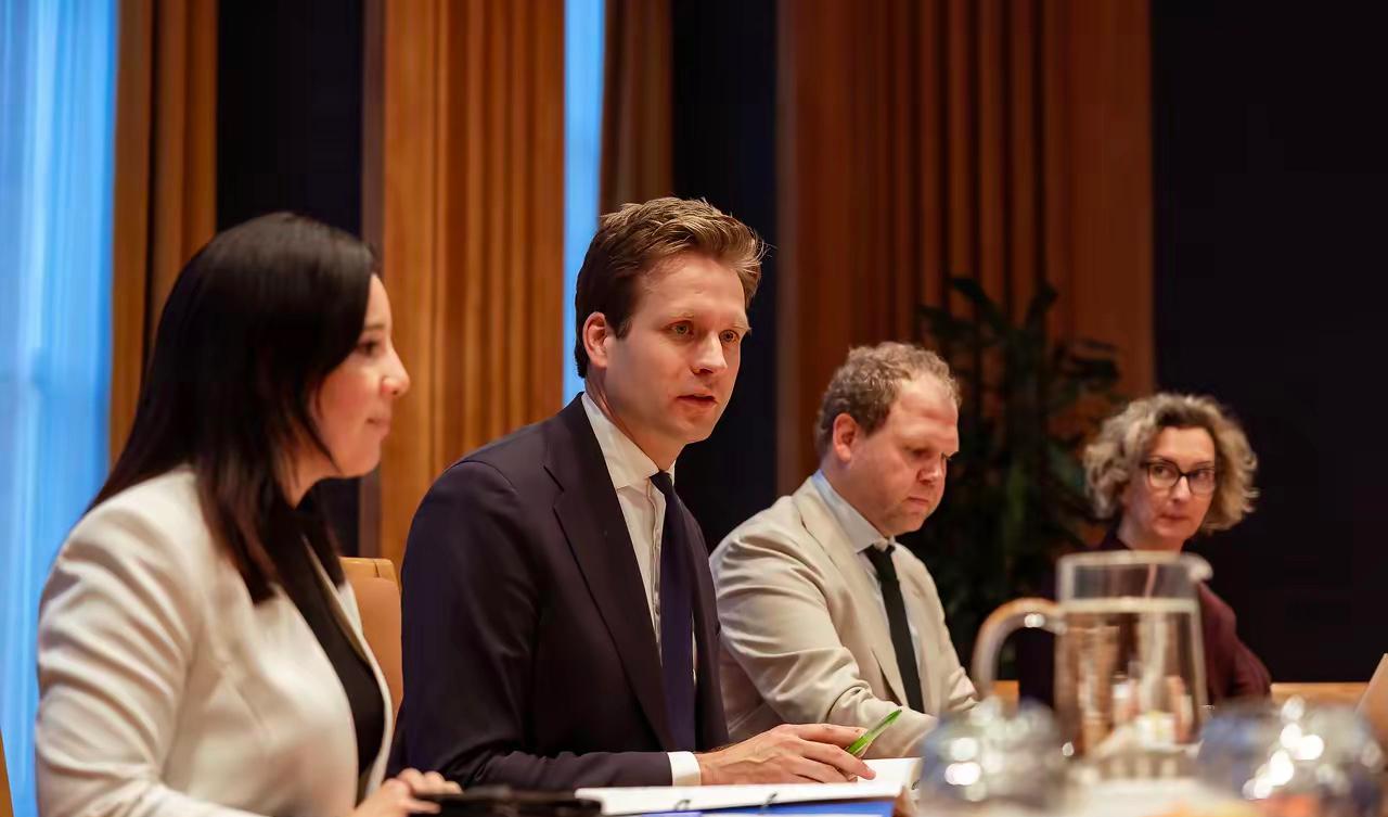 荷兰大臣惊呼：芯片出口被中方叫停，我竟措手不及

荷兰看守政府经济大臣卡雷曼斯搞