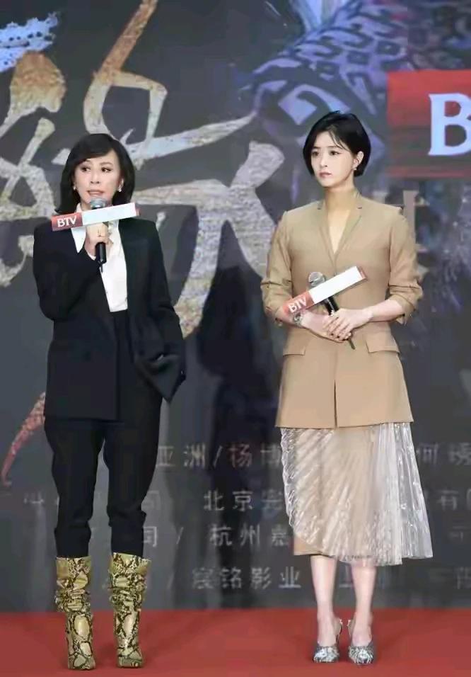 嘉玲姐瞬间被碾压！还得是蒋欣。
#女星谁最闪耀？# 
#热议女星同框# 
#谁是