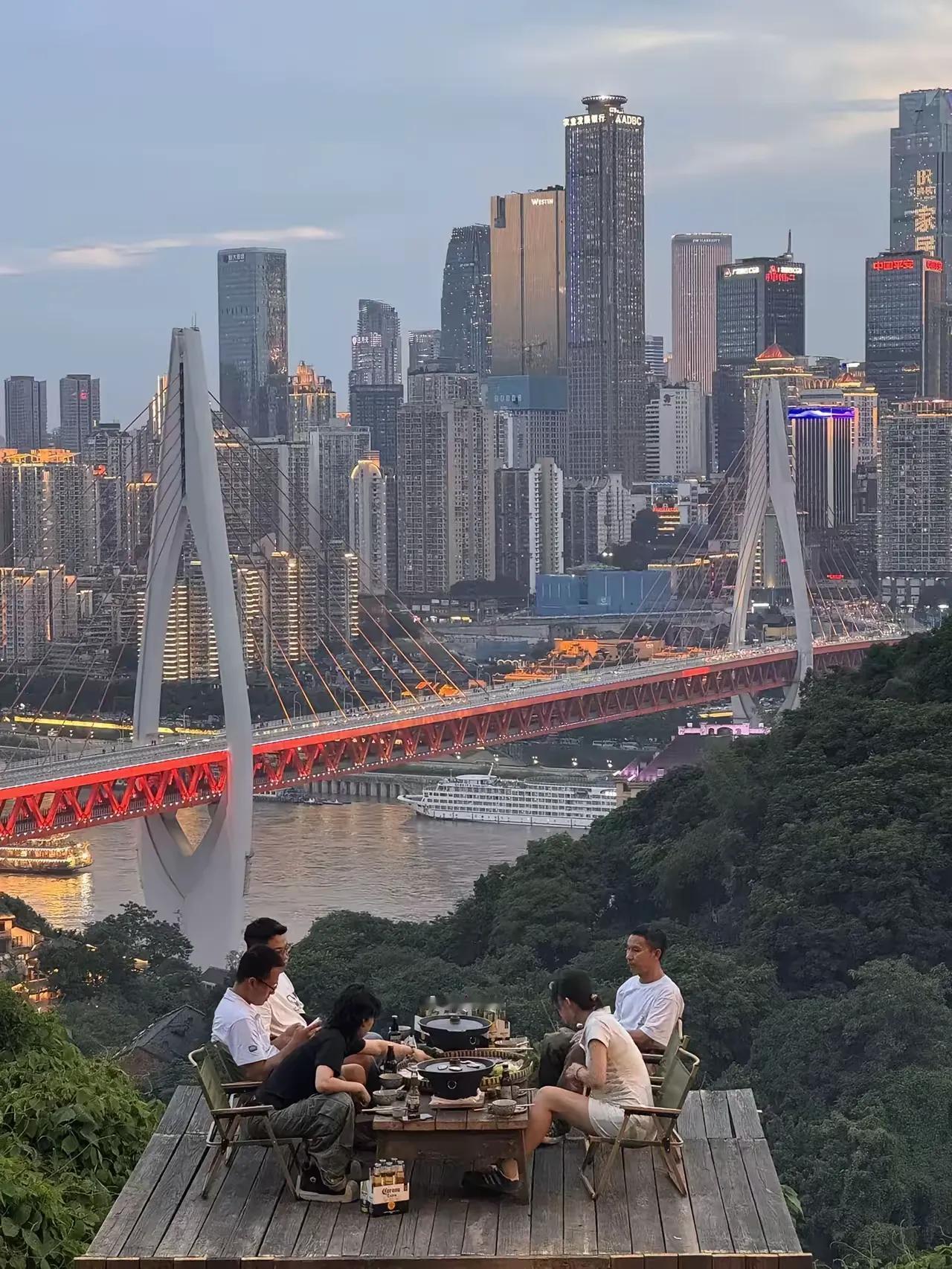 在重庆与朋友品茶，俯瞰长江上的轮船驰过。遥望朝天门的壮阔。
在上海漫步北外滩，有
