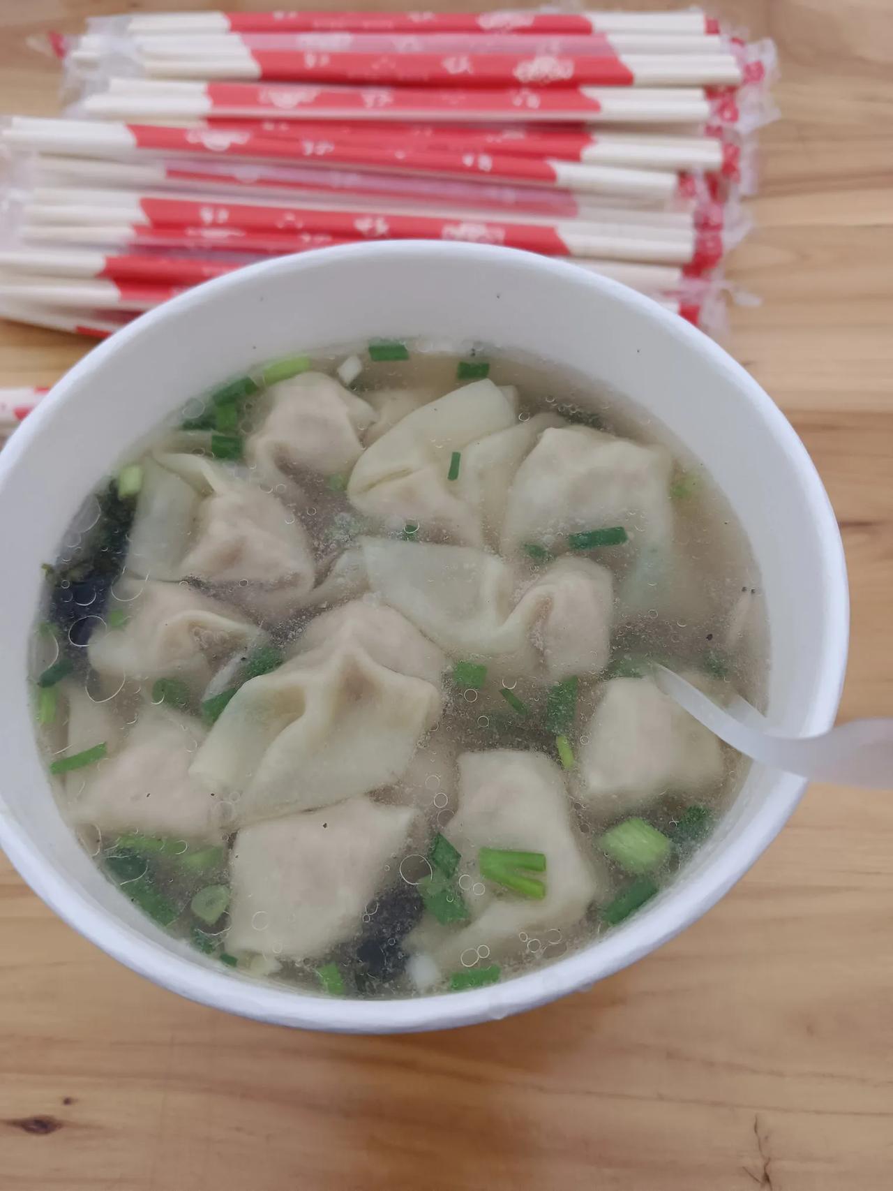 今早来孝感过早，买了碗馄饨花了5元（如下图1、2、3）。今天风大，气温很低，同事
