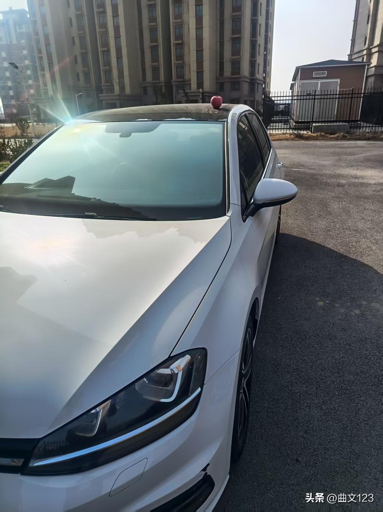 车顶放了个苹果，好几天了竟然还在，没人拿！
山东烟台，我们小区，一辆河北牌照的车