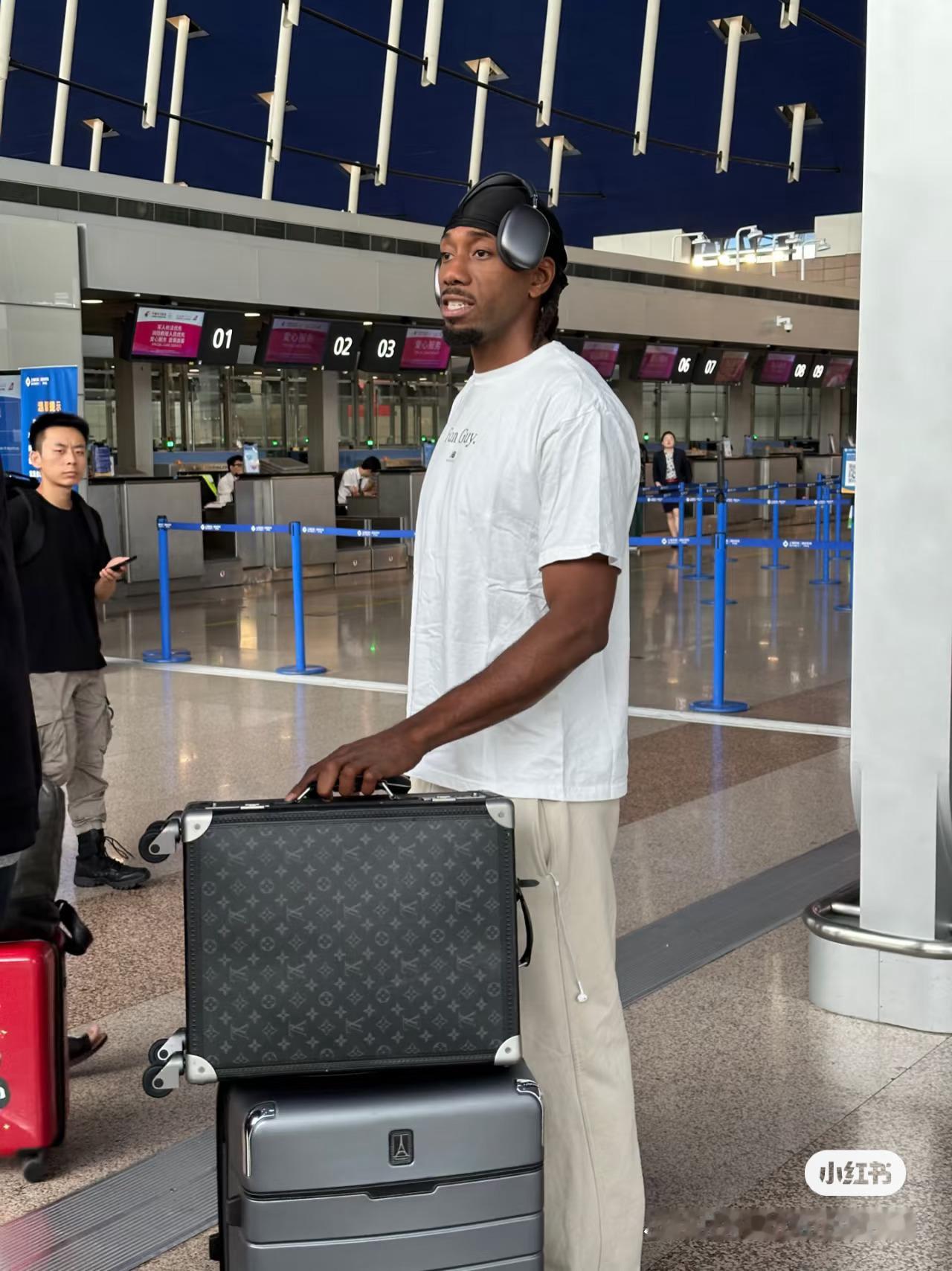 小卡今早已飞往台湾✈️宝岛的朋友们要幸福了！伦纳德中国行伦纳德[超话] ​​​
