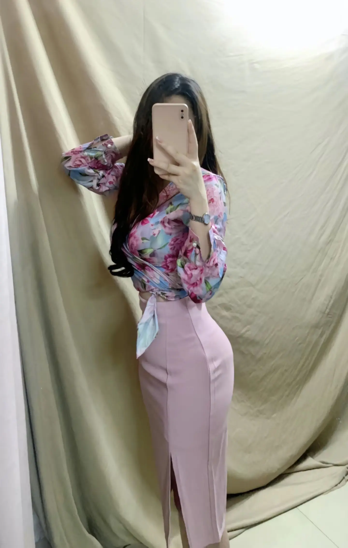 什么时候才有人为我发这样文案：她就算是素颜一副最普通的样子我也照样心动 换句话说 她就是站在那里谁也比不了。 
 