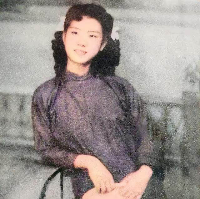 1949年，军统特务毛森，抓到了一个交际花小姐，在审犯期间，毛森扒下她的衣服，说
