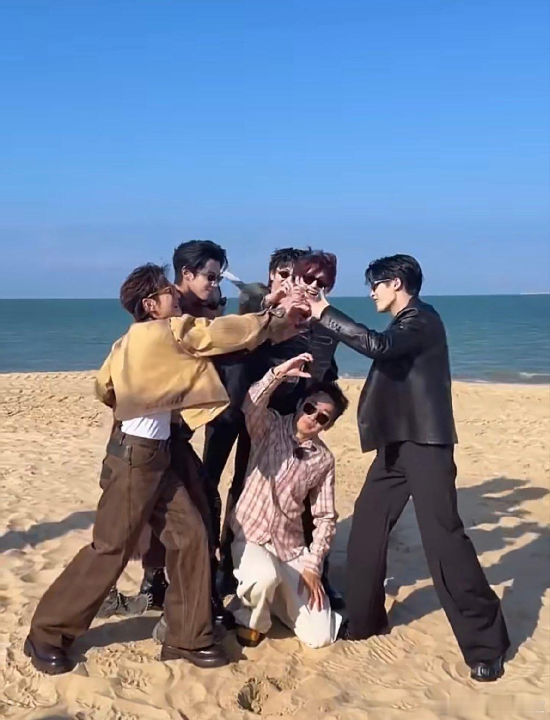 檀健次好6团比心对齐颗粒度檀健次新歌适配度拉满，好6团比心却颗粒度不符，大哥快调