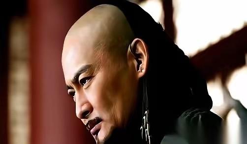 怀孕的时候，她被丈夫扒光衣服，绑在柱子上。
丈夫拉开弓，一箭射向她的肚子。
这个