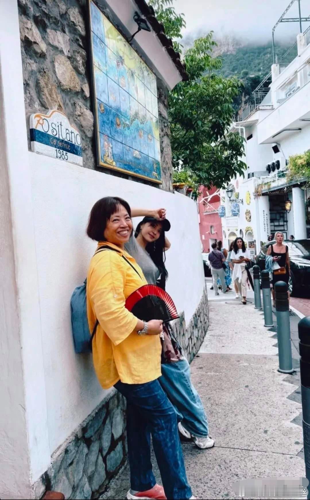 46岁蔡依林像个小女生，母女三人共用一张脸，丝毫看不出岁月的痕迹 ​​​