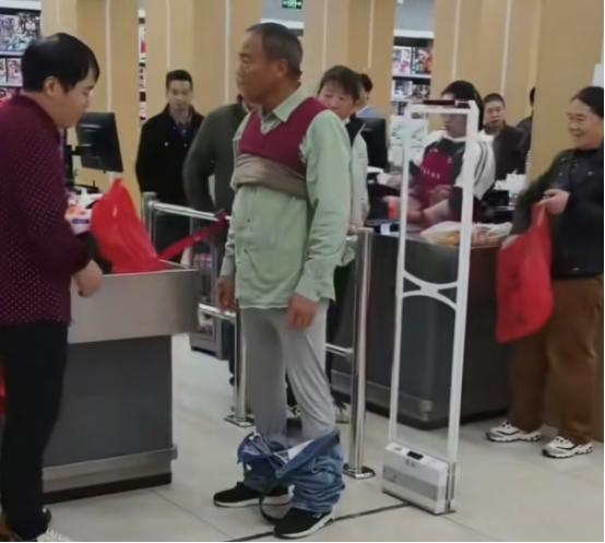 “裤头要不要脱？要脱我马上脱给你看！”老人怎么也没想到，逛超市竟然被认为是小偷，