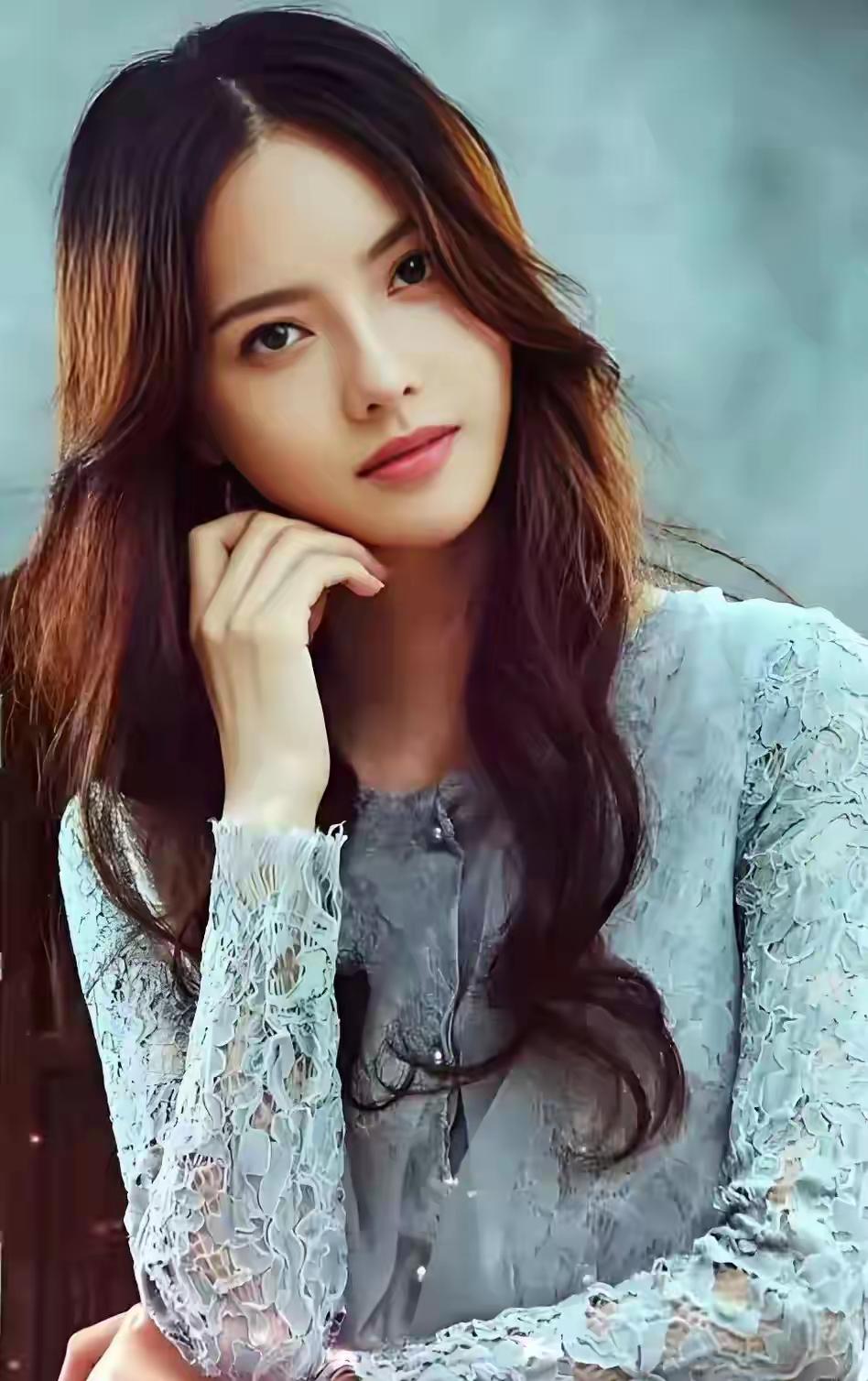 温柔甜美的少女，浅蓝色蕾丝裙，梦幻般的氛围