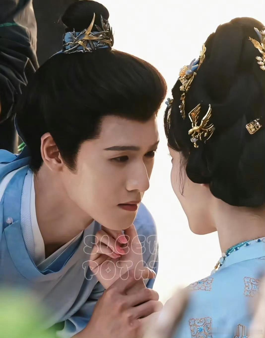 曝昀牵孟绕是真的哦买噶！有媒体曝昀牵孟绕是真的，并且俩人很稳定。之前九重紫时就被