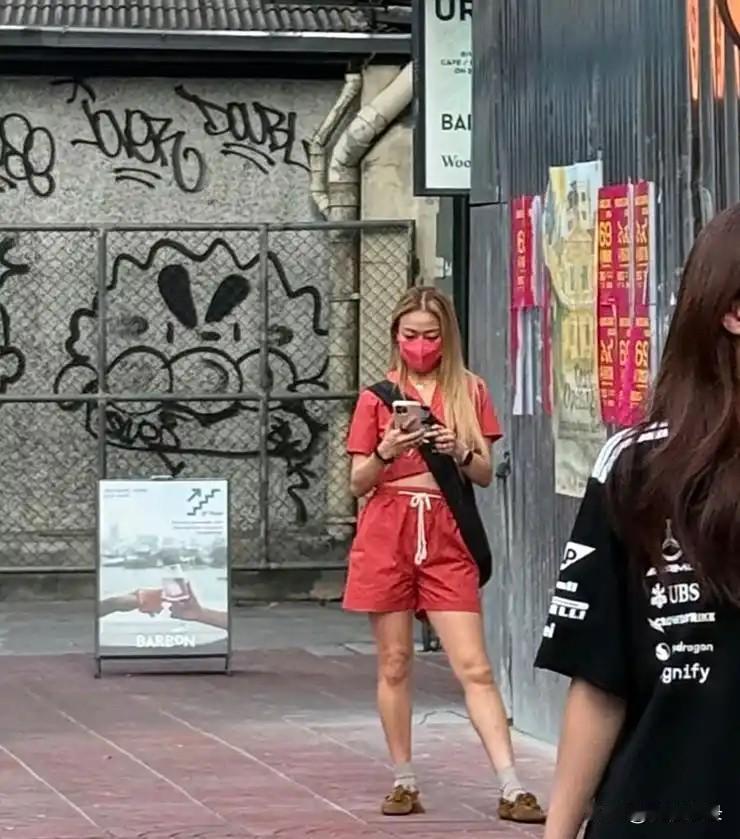 容祖儿现身泰国旅游，和一位短发女士在街边聊天，看起来关系匪浅。当天容祖儿穿着便服