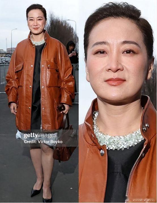 许久不见的贾玲，最新亮相米兰时装周。她现在不是瘦不瘦的问题，是完全不像贾玲了。我