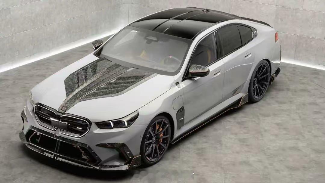 MANSORY 发布的宝马 M5 改装方案，以大量碳纤维部件打造出张扬外观，视觉