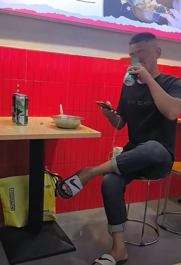 男人的脸都给丢光了！湖北仙桃，一名男子进餐厅吃饭，点了一碗螺蛳粉加猪蹄，还点了几