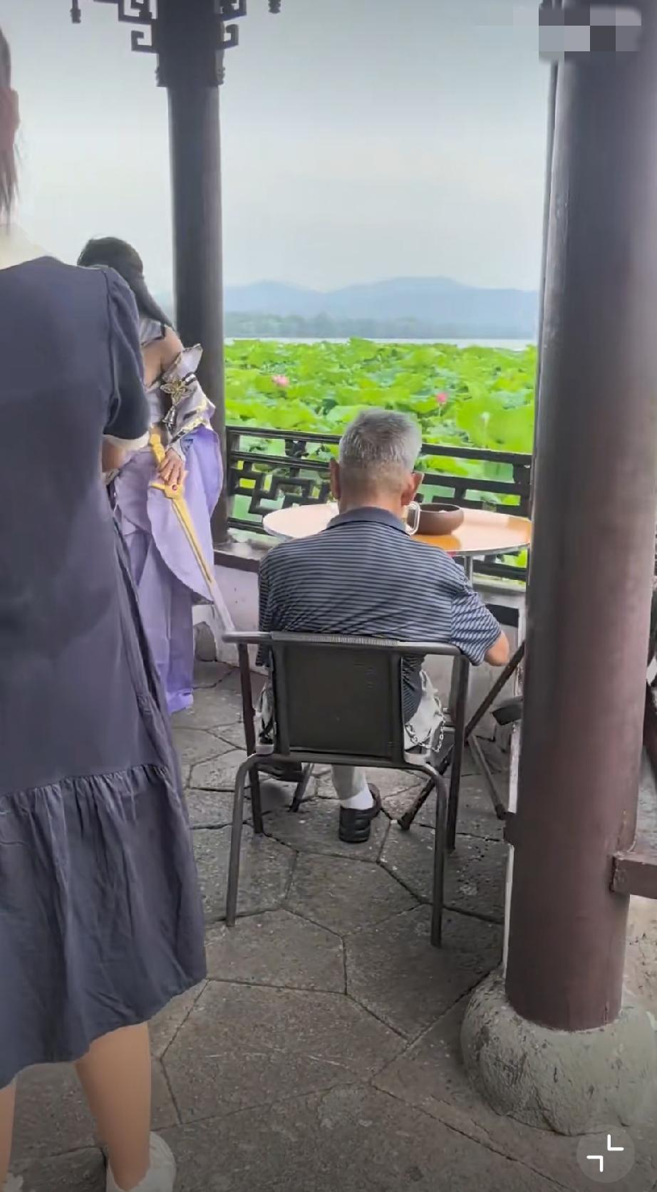 姐妹吐槽：无法无天的大爷， 杭州西湖凉亭网红打卡点被大爷霸占。
拍照大无语事件，