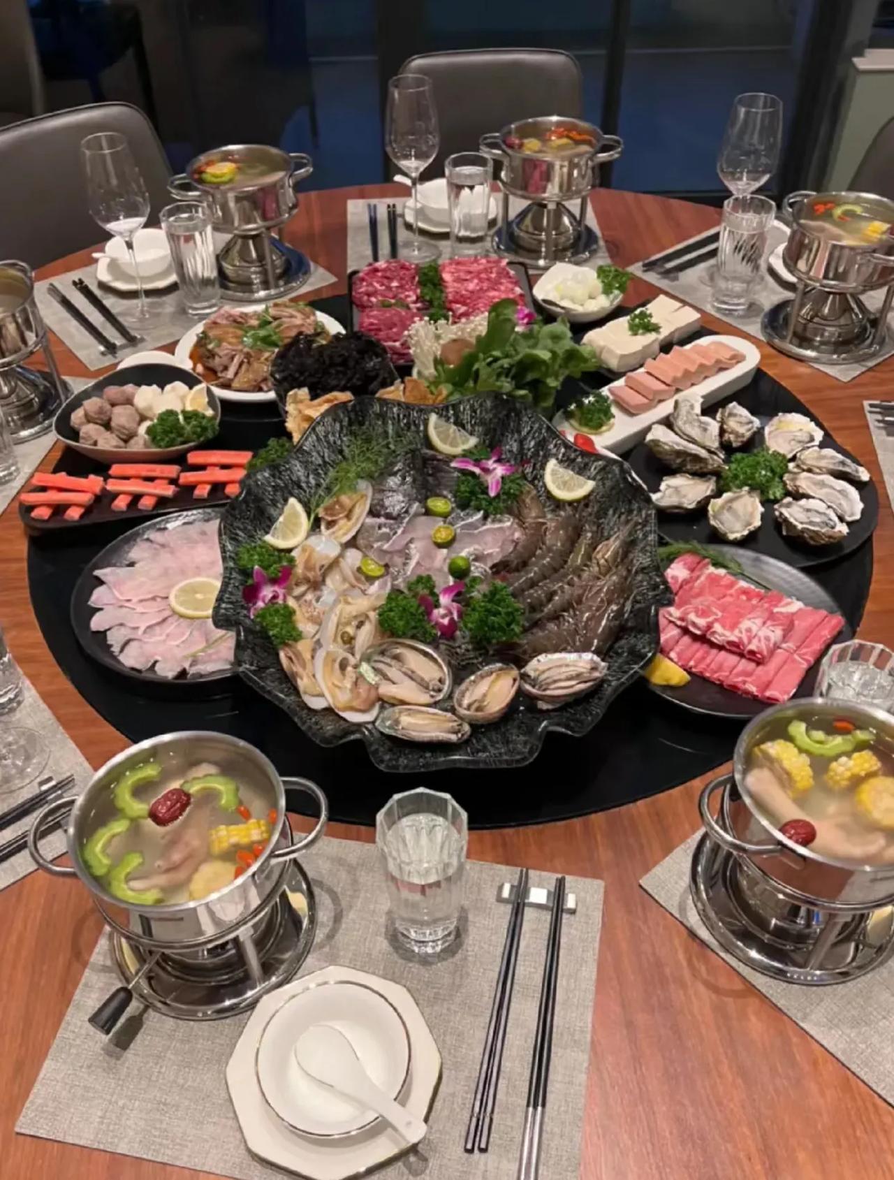 酒桌上敬酒不知道该怎么说？
试试这些话术：
1、接风性质的敬酒
领导，您百忙之中