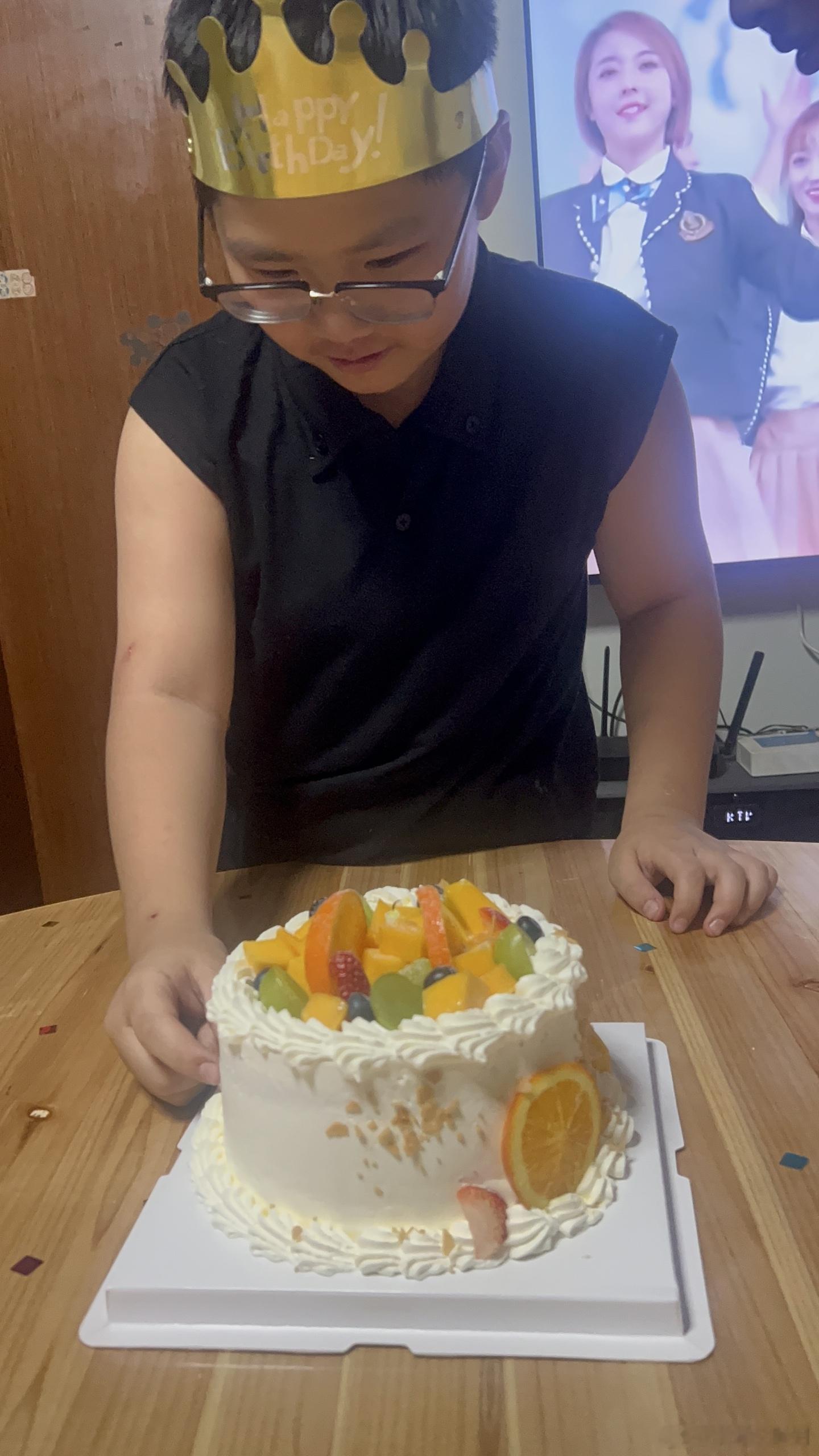 又长大一岁，好好生活，慢慢变好，简单的生日也足够开心。 