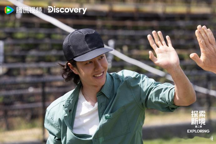 王一博伸懒腰伸到车顶 天天攀岩赶行程，难怪在车上都要抓住机会舒展身体，王一博伸懒