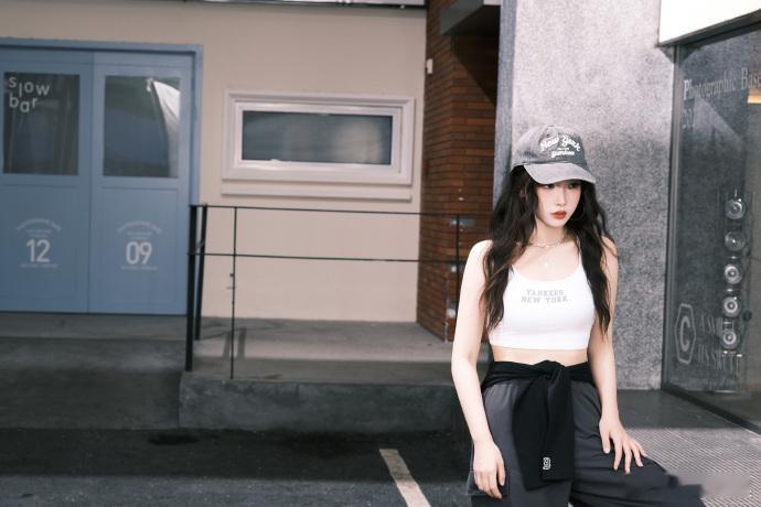 #虞书欣白色U领背心##虞书欣漫步街头随拍#  虞书欣在街头的随拍中，白色 U 