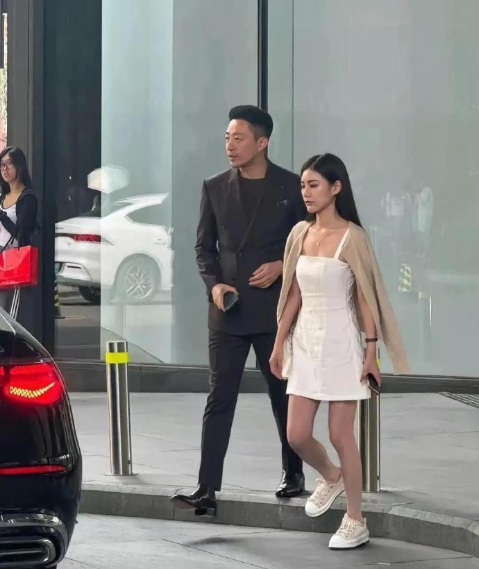汪小菲其实不矮啊，怎么穿的鞋会这样…… 