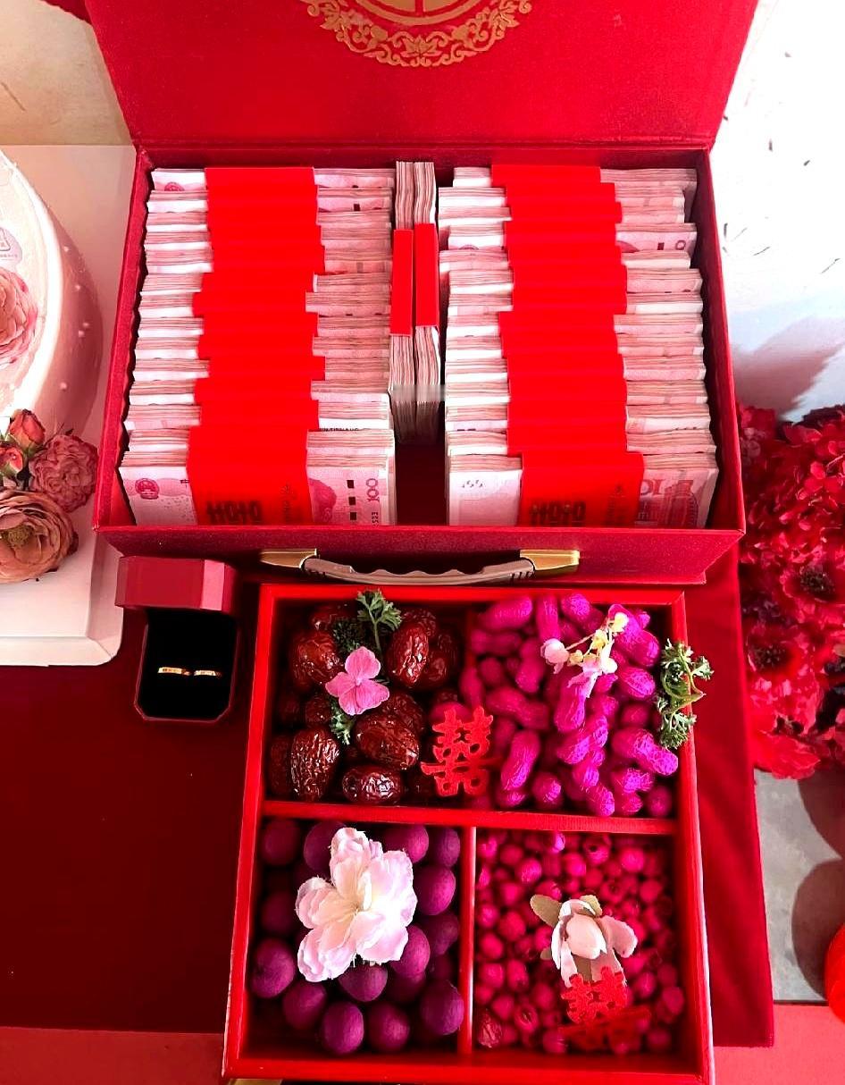 订婚酒散时，男方亲戚刚出门，姑娘一句“30万彩礼打我卡吧”，屋里立刻安静下来。