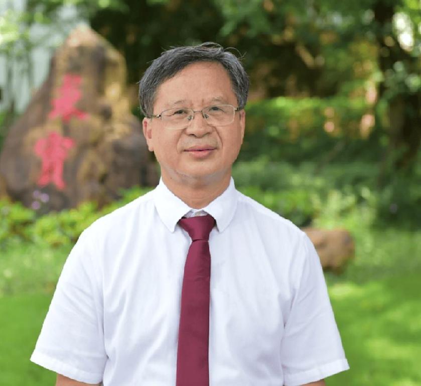 佛山教师招聘笔试前13名被淘汰。
1、李卫东，季华中学党委书记，60岁
2、罗冠