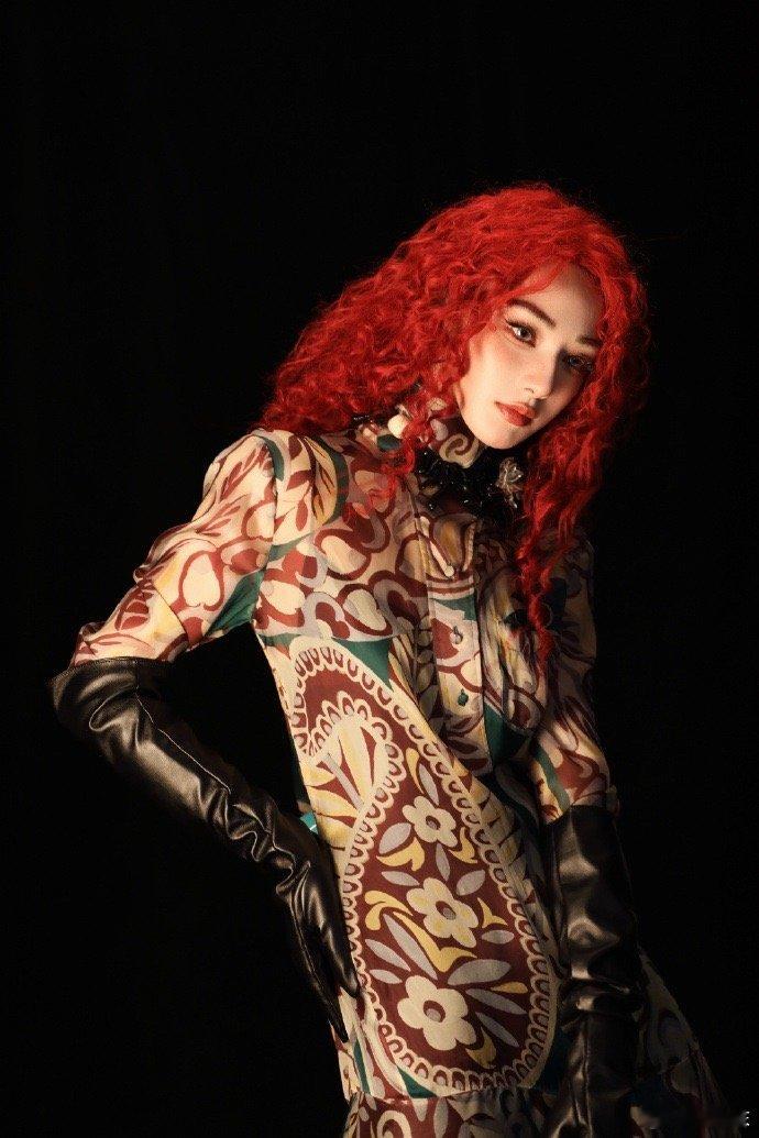 彭小苒梅莉达同款发型 彭小苒这发型越看越眼熟，原来是动漫里的梅莉达吗，也太可爱了