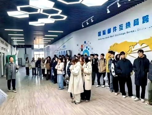 大四空校还收全额学费住宿费？一则大学生的质疑视频刷爆平台，直接戳中了千万应届生的