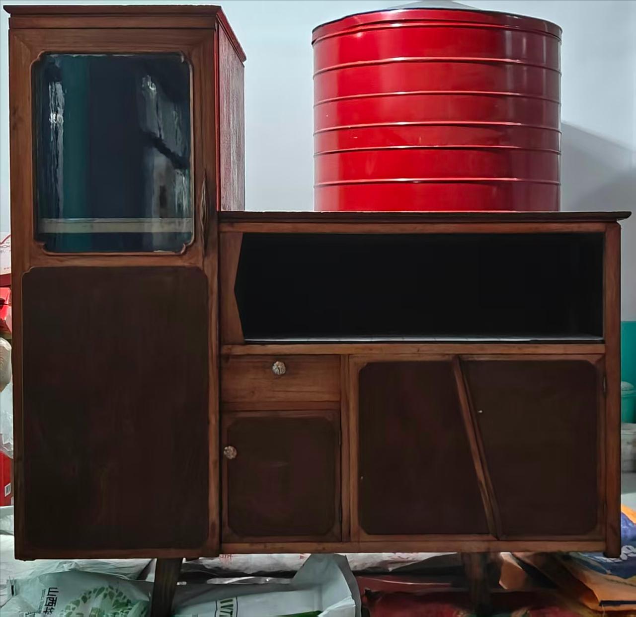 家里的老物件！
老妈结婚时的嫁妆——“高低柜”，八十年代手工制作的衣柜，至今快四