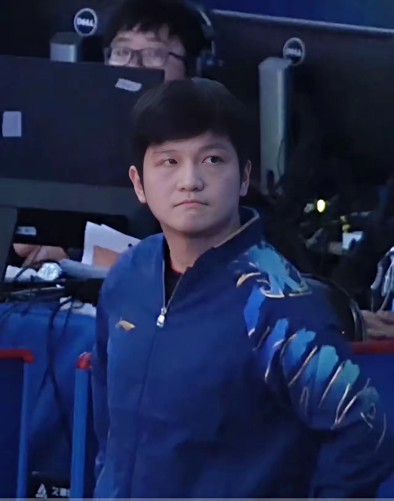 昨晚樊振东对战王楚钦，樊振东上场比赛之前我发现了一个没人注意到细节樊振东在上场之