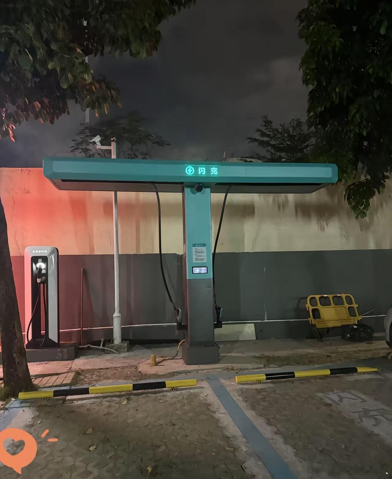 每次路过那个“闪充”充电桩，总见它空着。很好奇…这闪充充电速度到底快不快啊？怎么