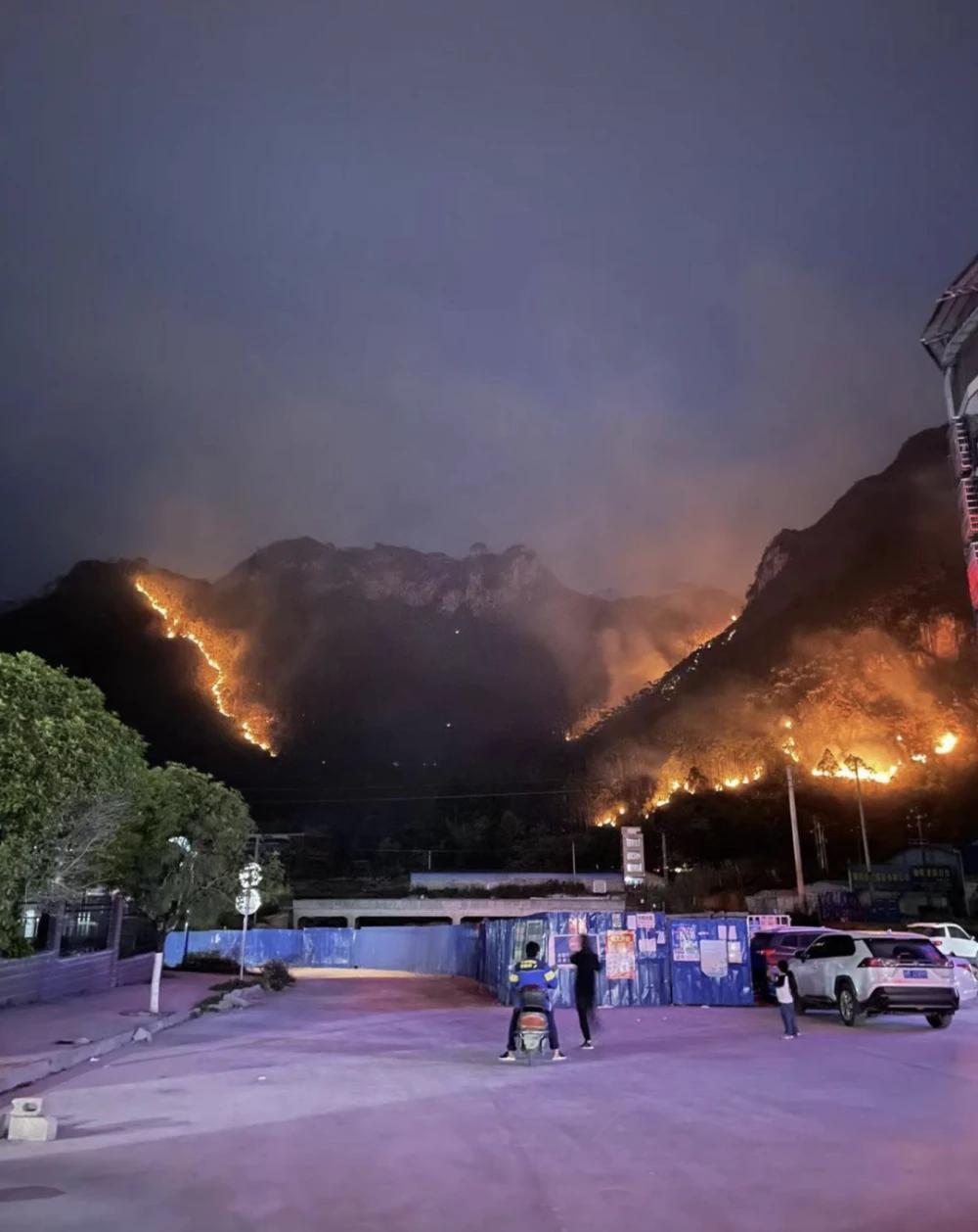 香港百米山火事件
 
2月26日香港新界突发山火，火势绵延百米、彻夜燃烧，火光跨