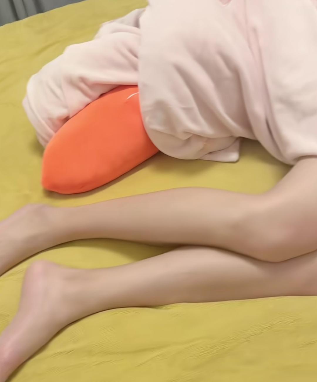 这腿又白又细又长，哎呀，太好看了，但这不是女人的腿，是个男的，还是已婚男。
为啥