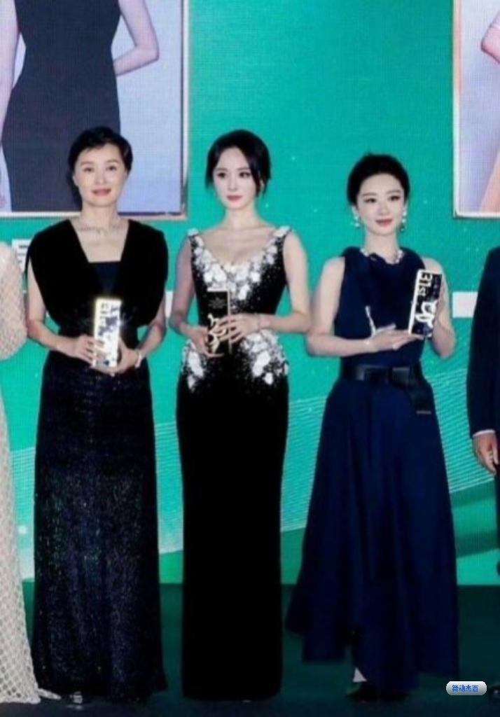 只看五官的话，三人难分高下。
但看头的大小、腰线落点，高下立见。
杨幂和吴越这优