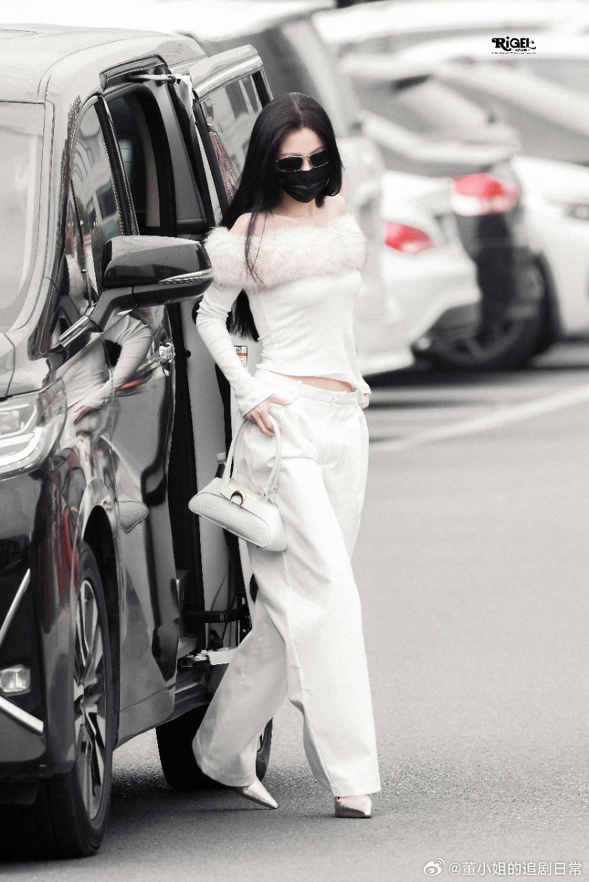 48s看完虞书欣15天上班路透虞书欣把横店上班路走成秀场，48s看遍15天百变穿