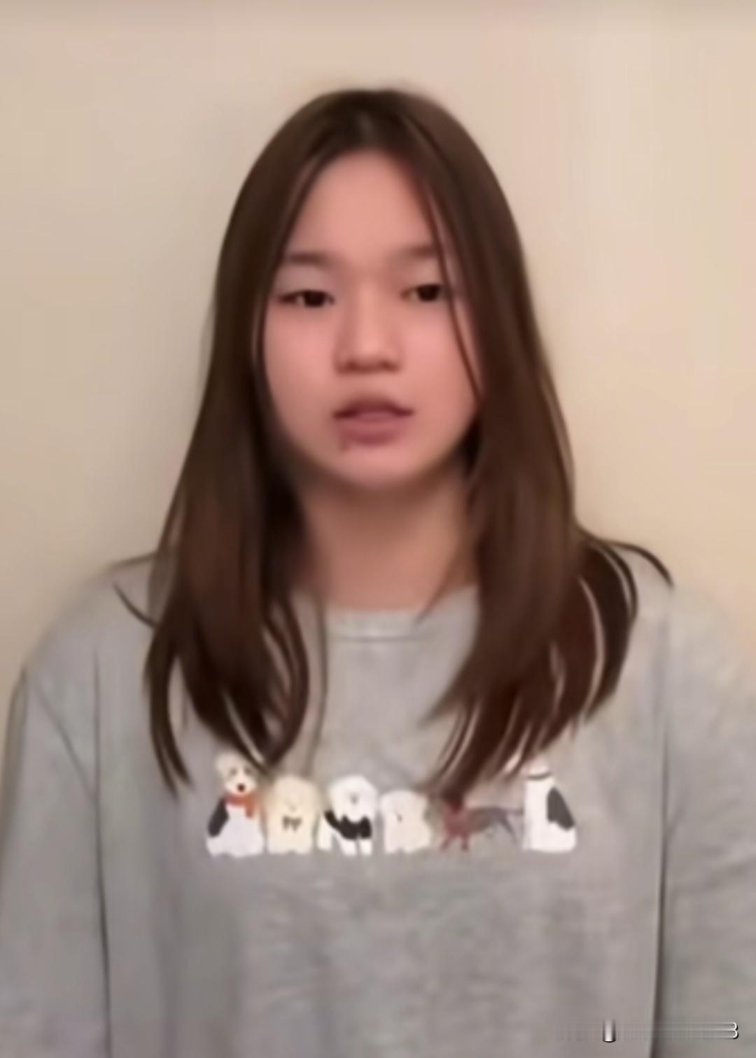 全红婵出镜了，好久不见，她瘦了很多，婵宝不知不觉你已经从小女孩长成大姑娘了！
