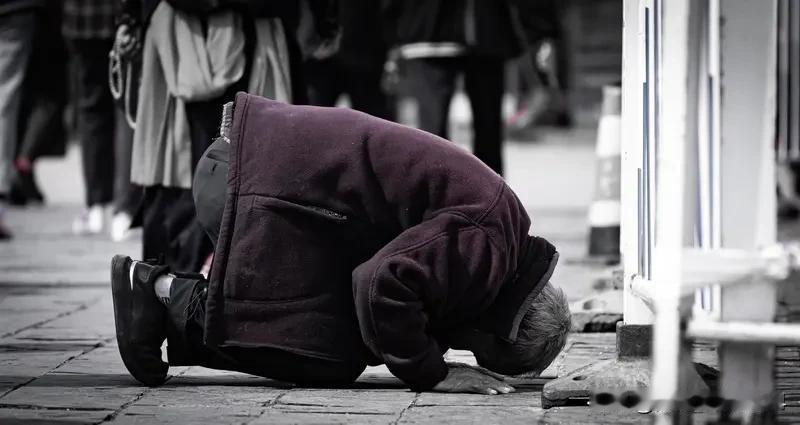 闫学晶这次“哭穷风波”错就错在脱离大众认知。她在直播说儿子一年挣几十万还不够家庭