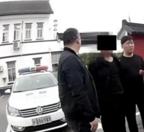 35岁的壮汉，44岁的暗娼，一场见不得光的地下交易。就因为男人喝了酒导致“时间太