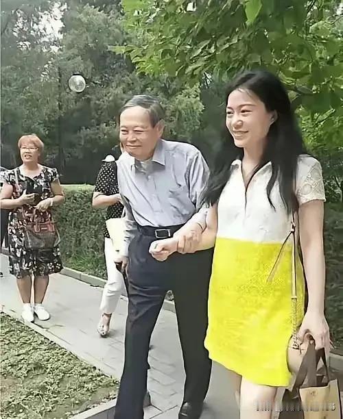 杨振宁对翁帆说
我走路时
你是我最安全的拐杖
我寒冷时
你是我最温暖的棉袄
我生