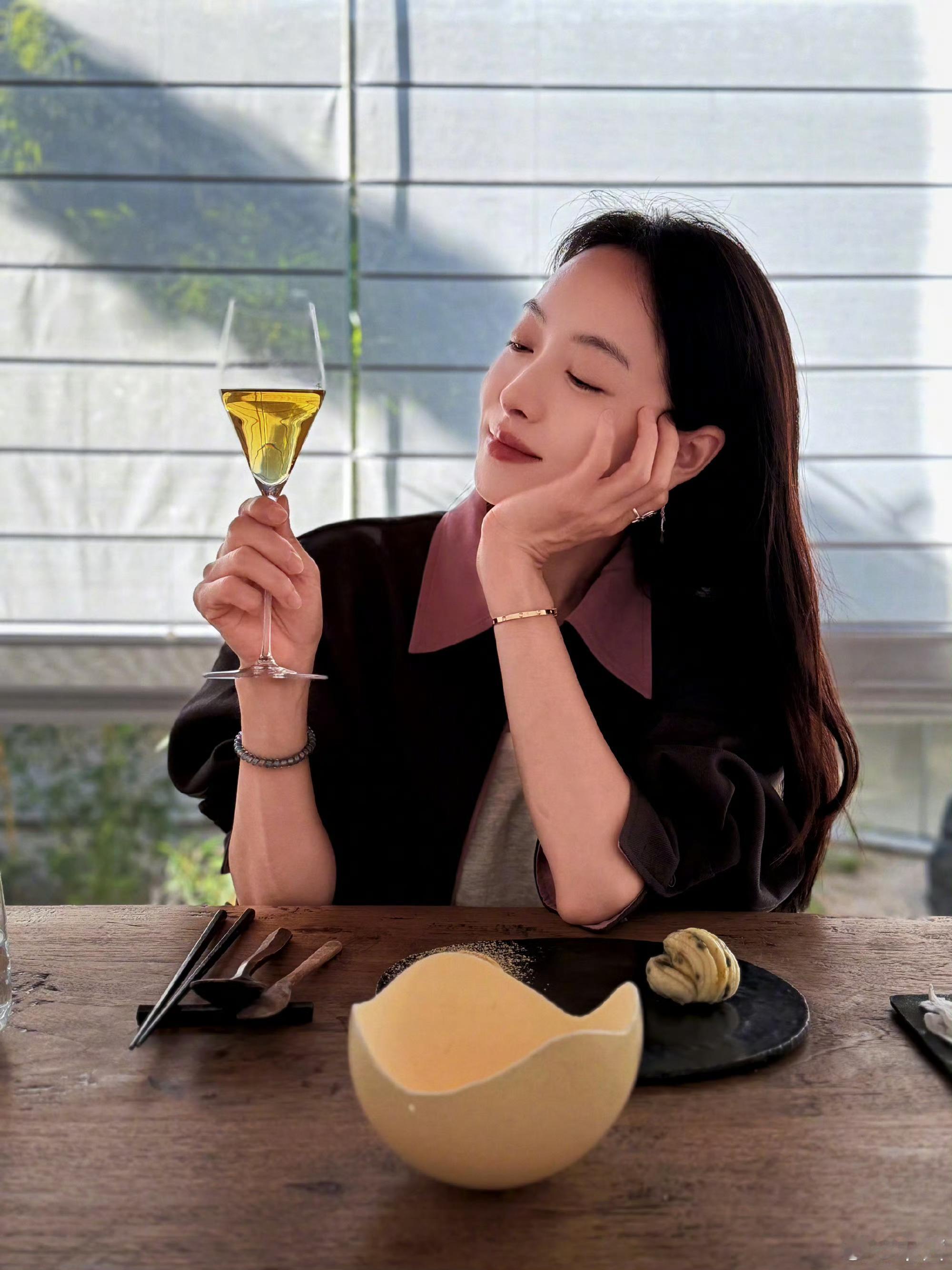 宋茜林妍柒 sq 宋茜吴盈 “努力生活的人是幸运且幸福的。真实的面对自己，珍惜当