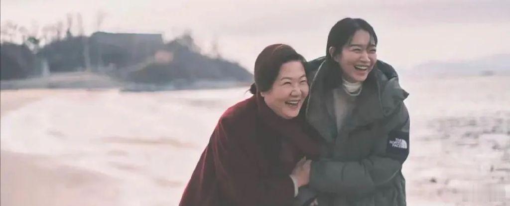 第一次带妈妈看外面的世界！农村女孩牵着妈妈的手，逛古街、赏美景，妈妈眼角的笑意比