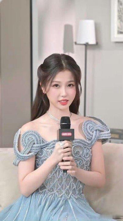 虞书欣情商这一块虞书欣这次盛典表现堪称完美！幽默化解庞博老师结巴小尴尬，还贴心关