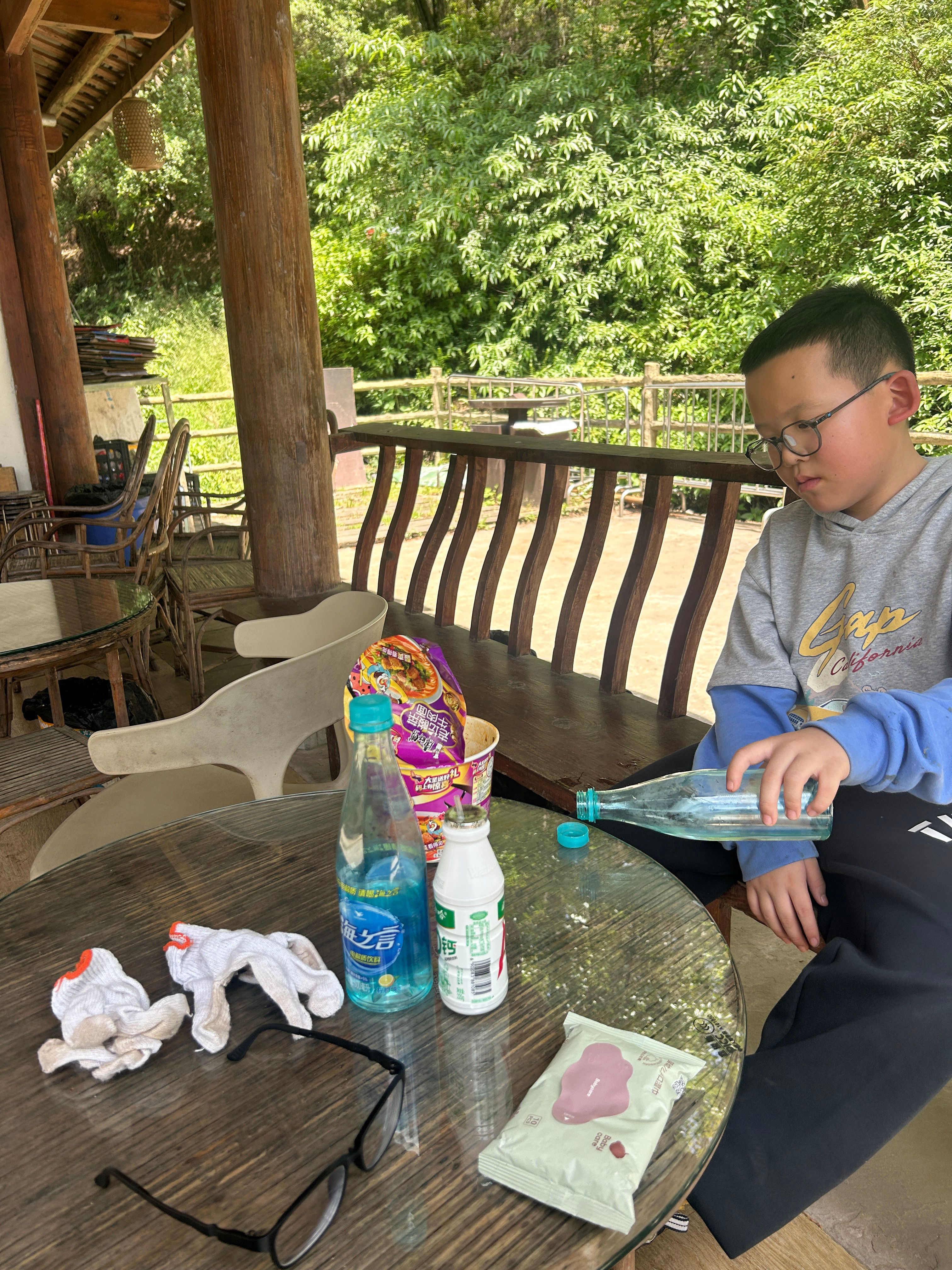 娃在梁山亭休息吃泡面我打开手机 熬过了无收益 低🌙 大眼看到我了吗4.21 发