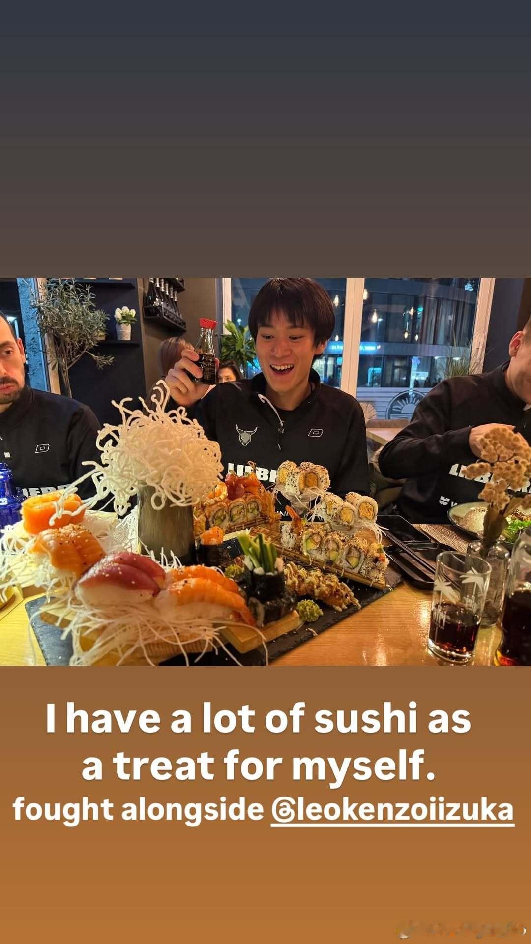 户上隼辅德国杯赛后吃了超多寿司犒劳自己🍣并感谢与莱昂纳多·饭冢并肩作战 