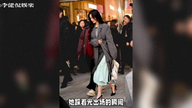 杨幂惊艳亮相，直面镜头展现真实魅力！