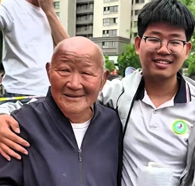 泪目！山东菏泽，77岁爷爷陪孙子高考，考完后，少年走出考场，一把搂住白发爷爷！谁