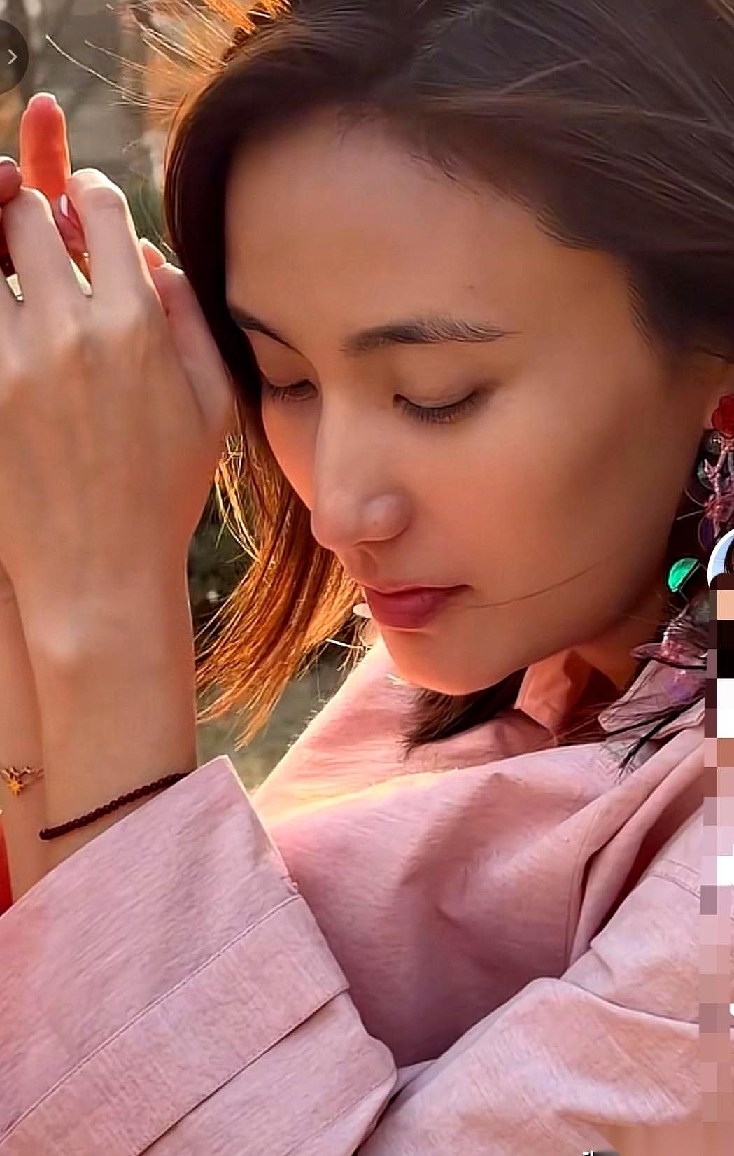 “春天就是在爱里重生。”
品品这句话，太有水平了。
你以为她在晒新恋情？格局小了